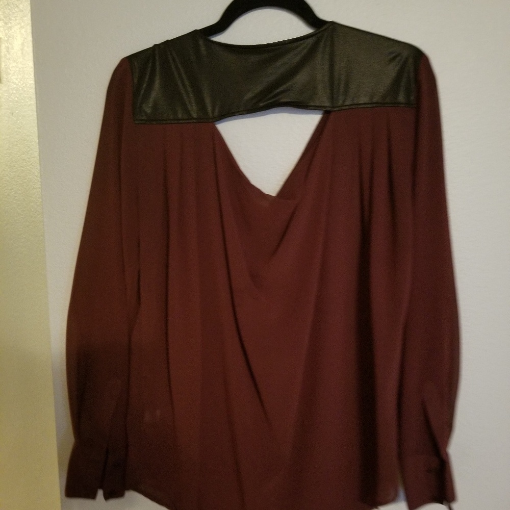 Cutout top with faux leather detail - Picture 2 of 2